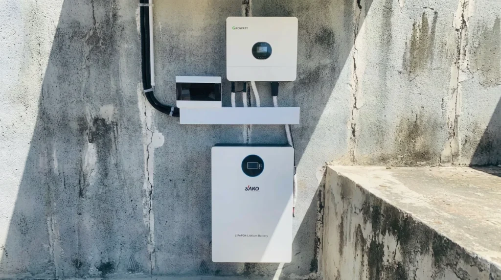 Wall-mounted energy storage system with SAKO lithium battery and Growatt inverter.